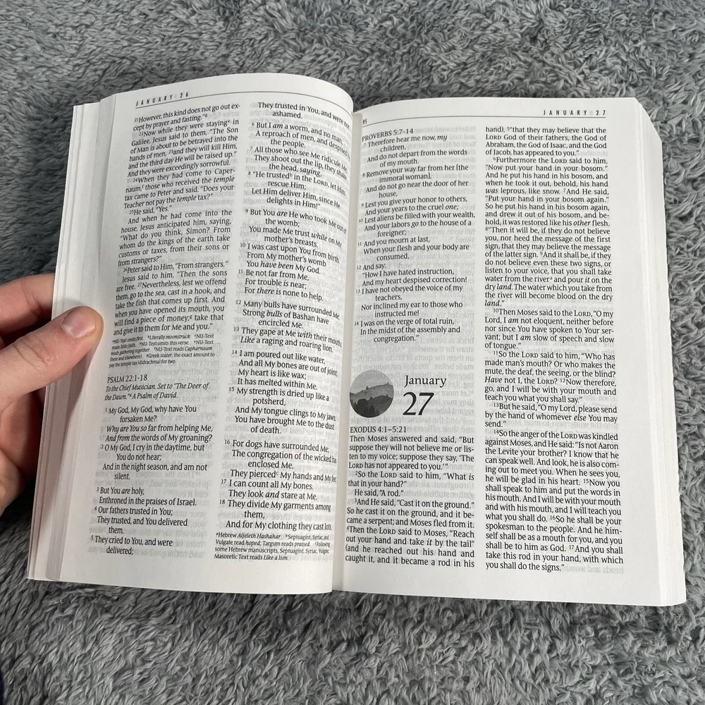 The One Year Bible NKJV (Softcover) the Entire Bible in 365 Readings Daily